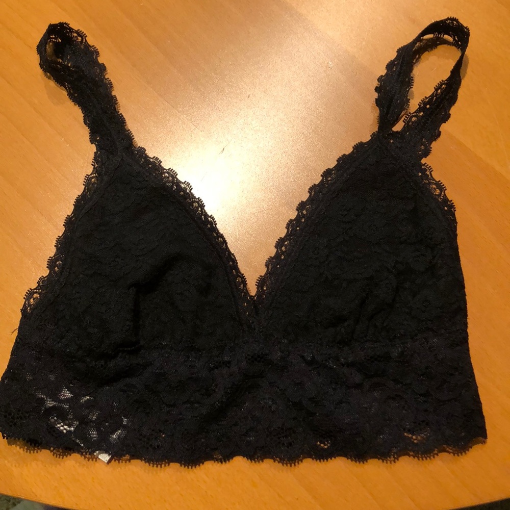 BLACK LACE BRALETTE